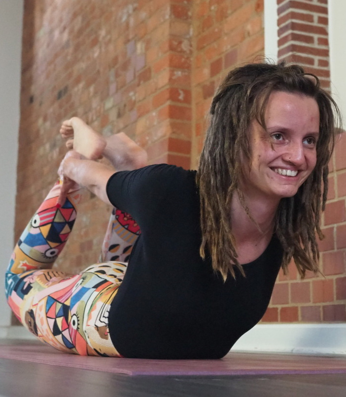 Yogalehrerin Rosi in einer Yoga-Haltung auf der Matte